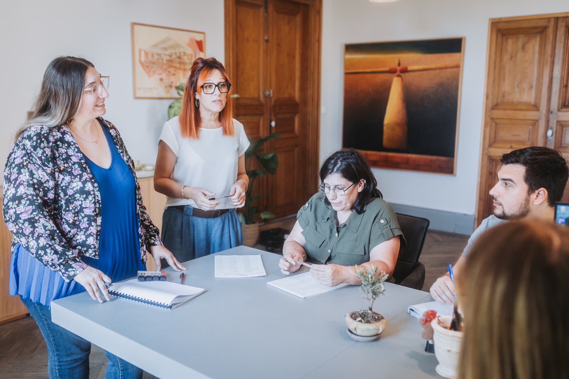 L'équipe d'Aurea Conseil au travail sur les dossiers clients