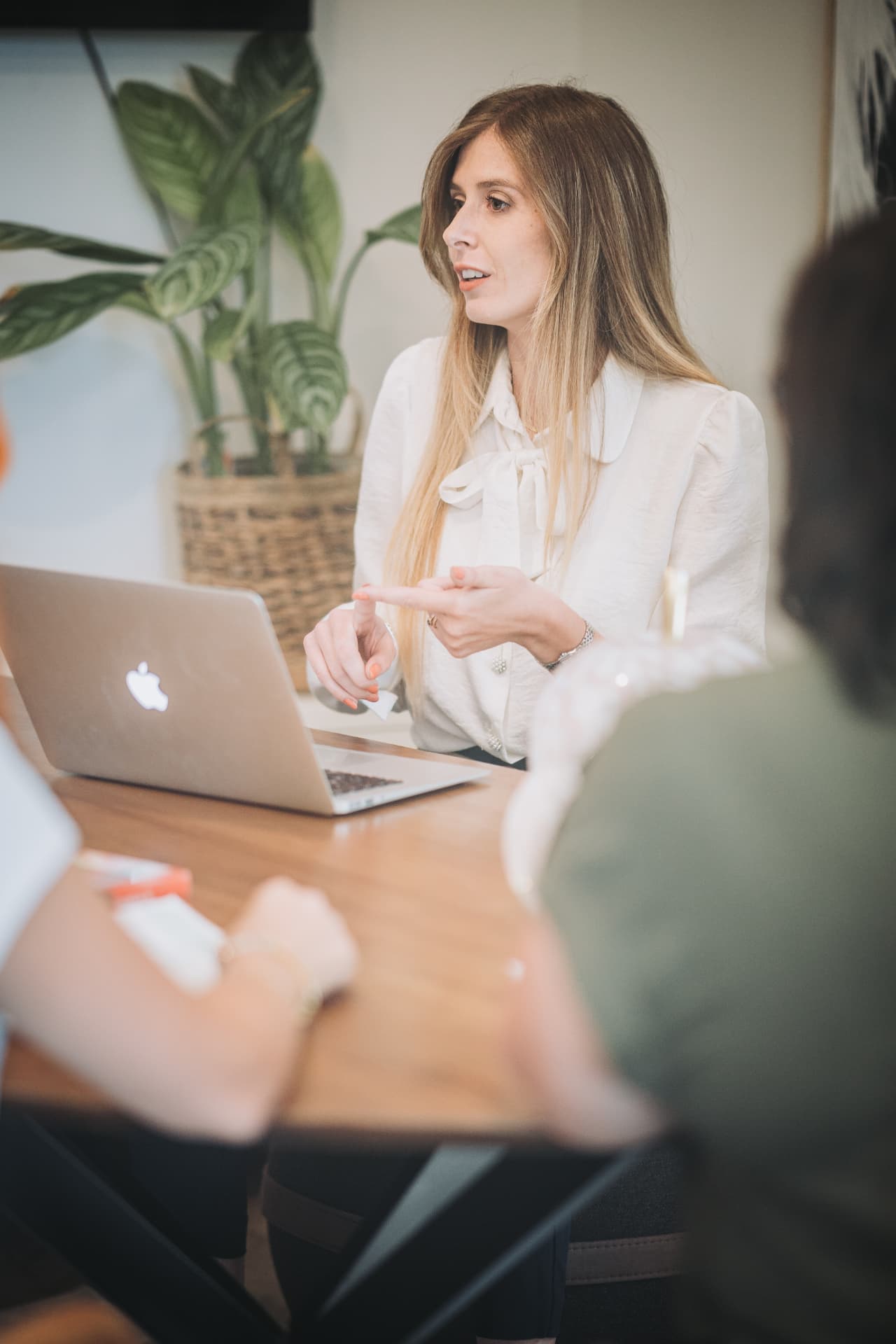 Mathilde Nicolas, experte-comptable à Alès, en rendez-vous avec des clients